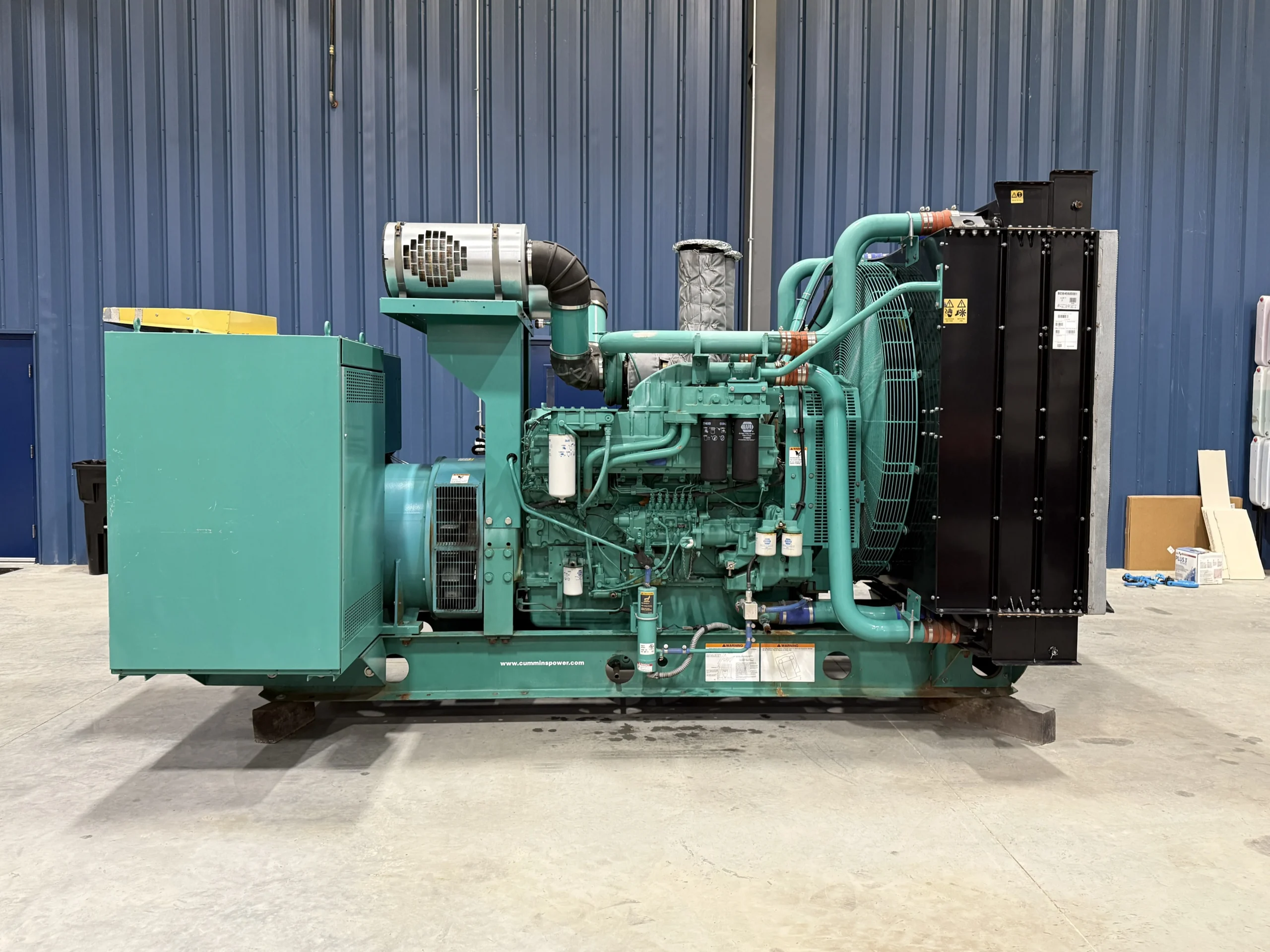 2007-cummins-dqfac-900kw-diesel-generator-right-side-view 2007 Cummins DQFAC 900kW Diesel Generator Set - Image 1