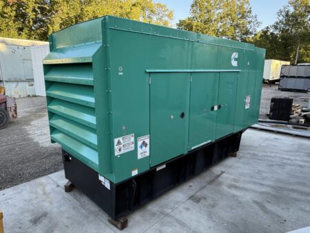Front-left corner view of 2018 Cummins DFEK 500kW generator with sound-attenuated enclosure.