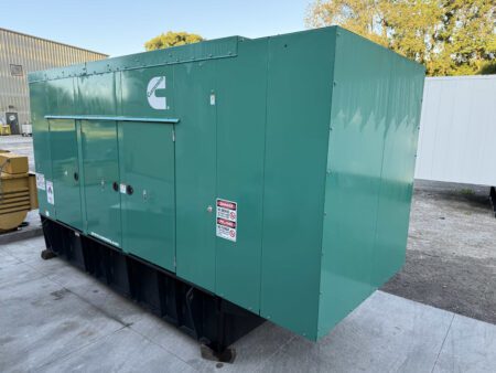 Front-right corner view of a 2018 Cummins DFEK 500kW diesel generator with enclosure.