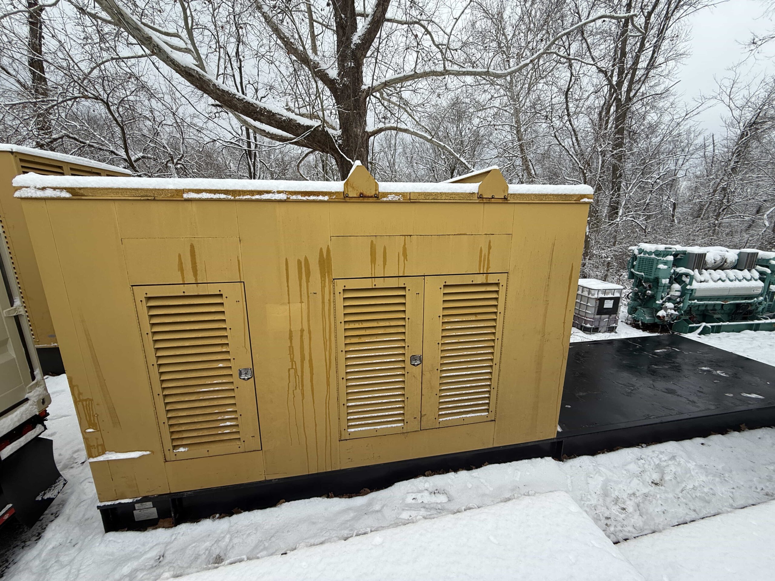 3508-900kW-Enclosure-Exterior-Right-Side-Center-scaled-1.jpg 1999 CAT 3508 900kW Diesel Generator Set - Image 1