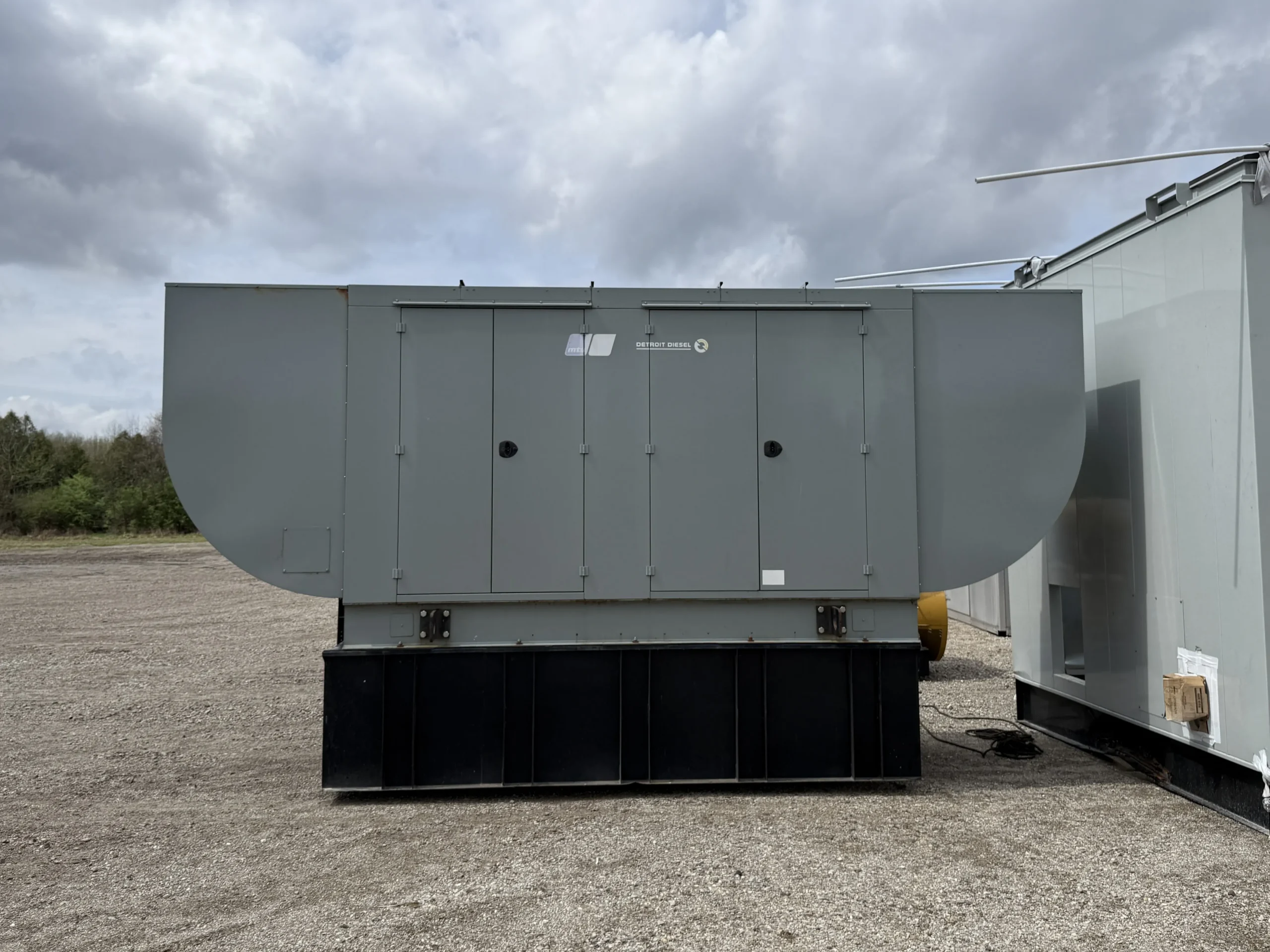 2008-MTU-500RXC6DT2-500kW-S#302407-1-1-1208-Enclosure-Side-View 2008 MTU 500kW 500RXC6DT2 Diesel Generator Set S# 302407-1-1-1208 - Image 1
