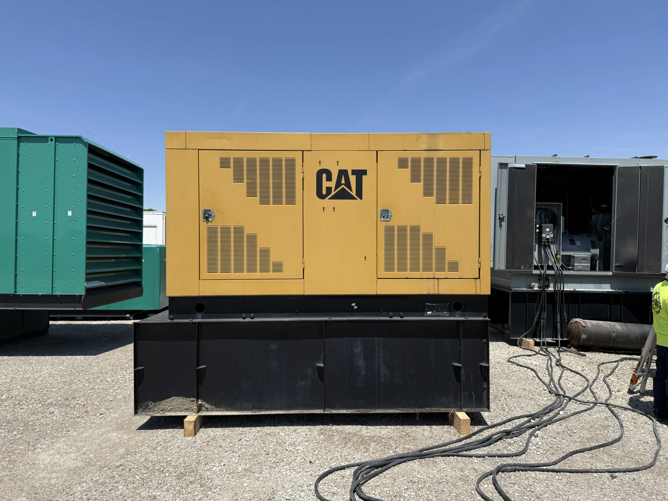 2000-CAT-3306-250kW-9NR04164-Enclosure-Left-Side-View 2000 CAT 3306 250kW Diesel Generator Set - Image 1