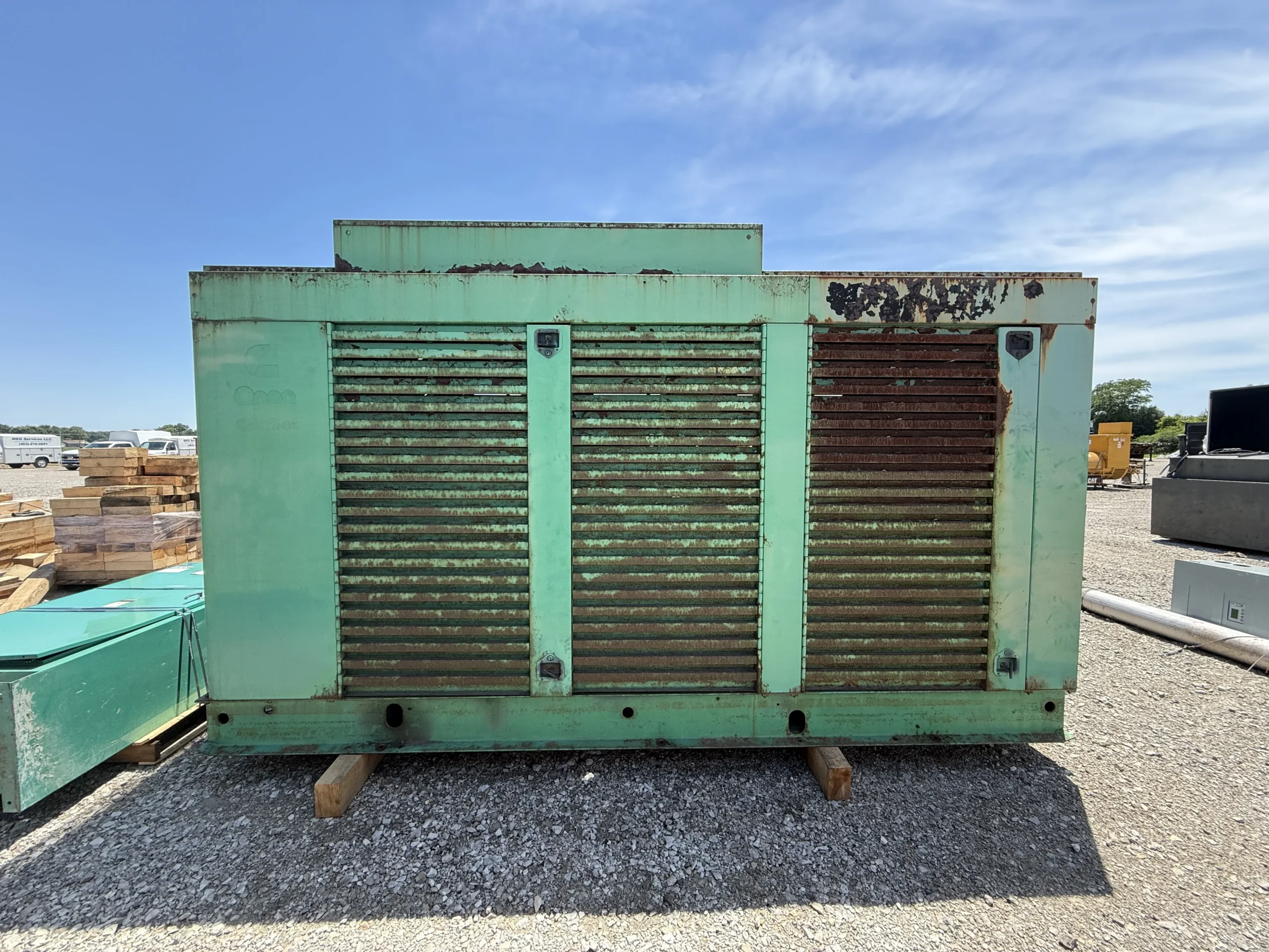 1998-Cummins-500DFED-500kW-SN-B980692145-Enclosure-Exterior-Side-View 1998 Cummins 500DFED 500kW Diesel Generator Set - Image 1