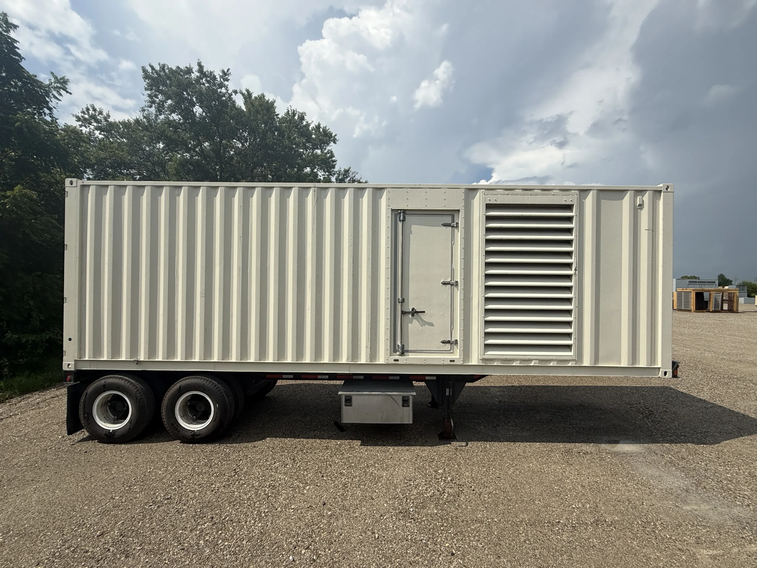 2007-cat-xq800-800kw-trailer-side-profile-dwb00307 2007 CAT XQ800 800kW Diesel Generator Set - Image 1