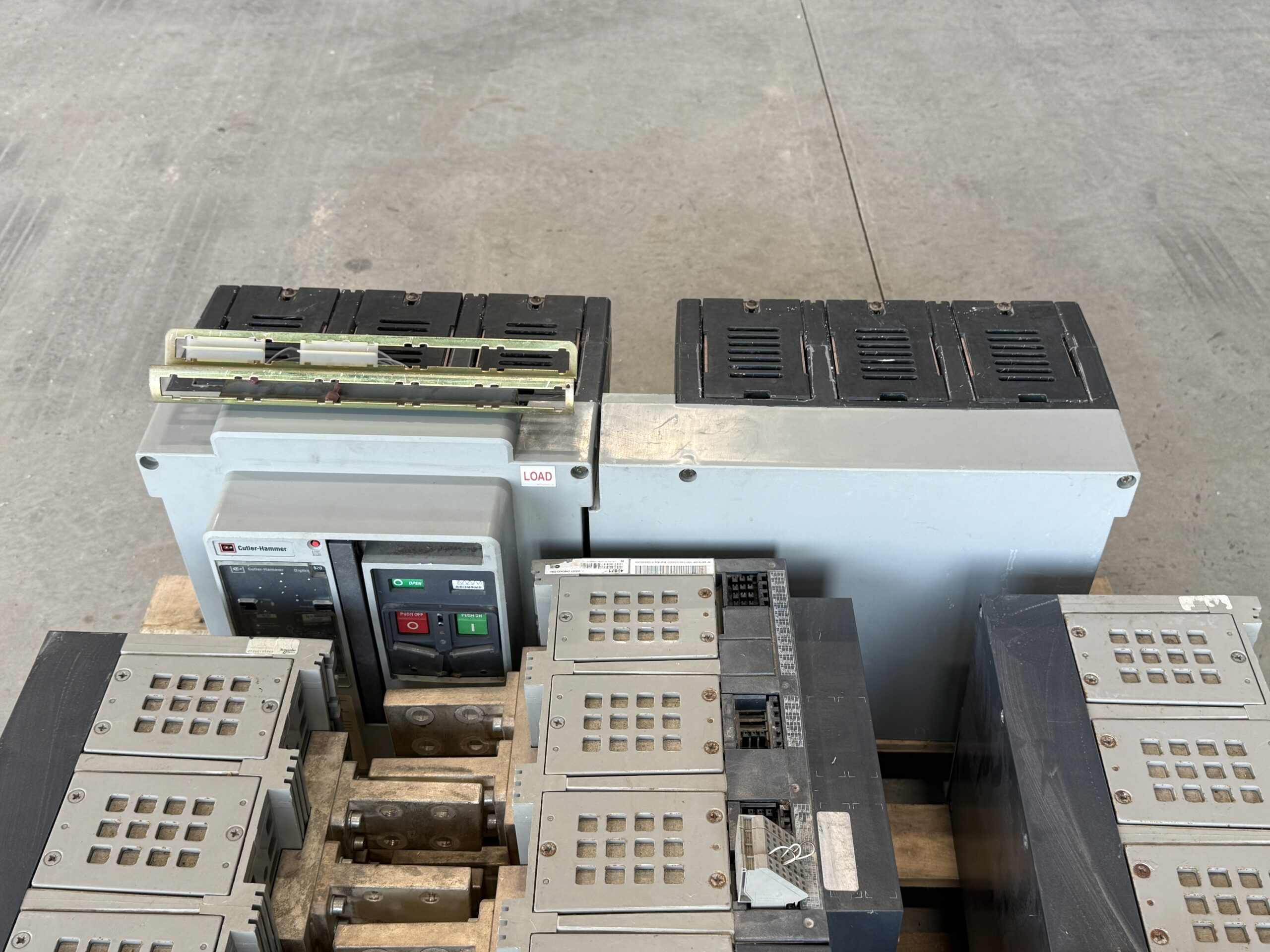 cutler-hammer-mds84n-4000a-breaker-33p16868-top-front-view Cutler-Hammer Magnum DS MDS84N 4000A 600V Low-Voltage Power Circuit Breaker - Digitrip 520 - Image 1