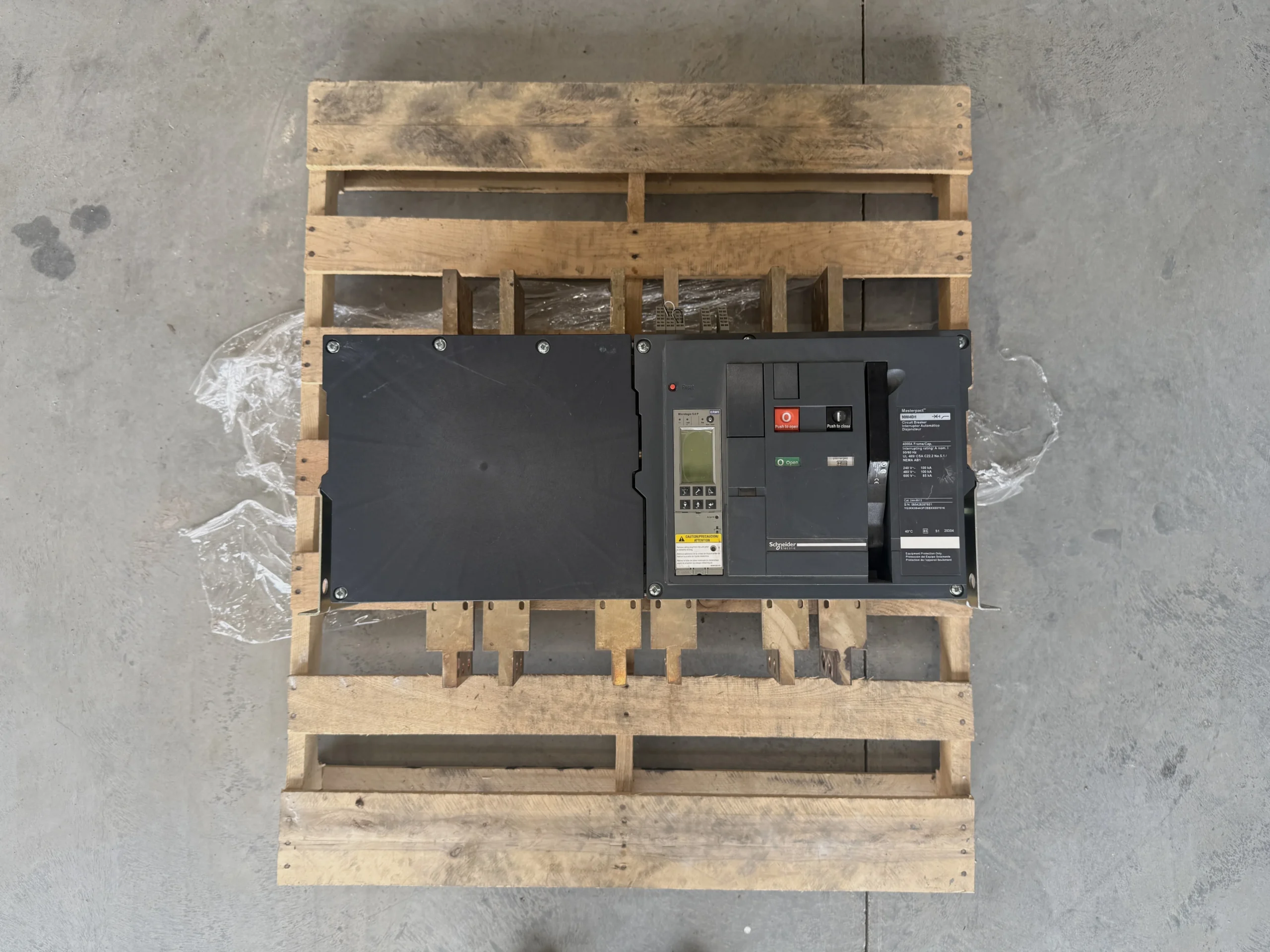 schneider-electric-masterpact-nw40h-4000a-breaker-top-view Schneider Electric Masterpact NW40H 4000A 3-Pole 600V Drawout Air Circuit Breaker S# 085428397601 - Image 1