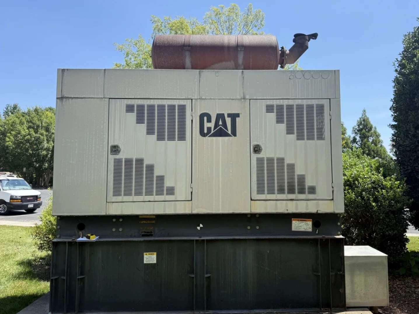 1998 CAT 3406 400kW Generator - S# 4ZR04695 - Enclosure and Base Fuel Tank 1998 CAT 3406C 400kW Diesel Generator Set (Sold) - Image 1