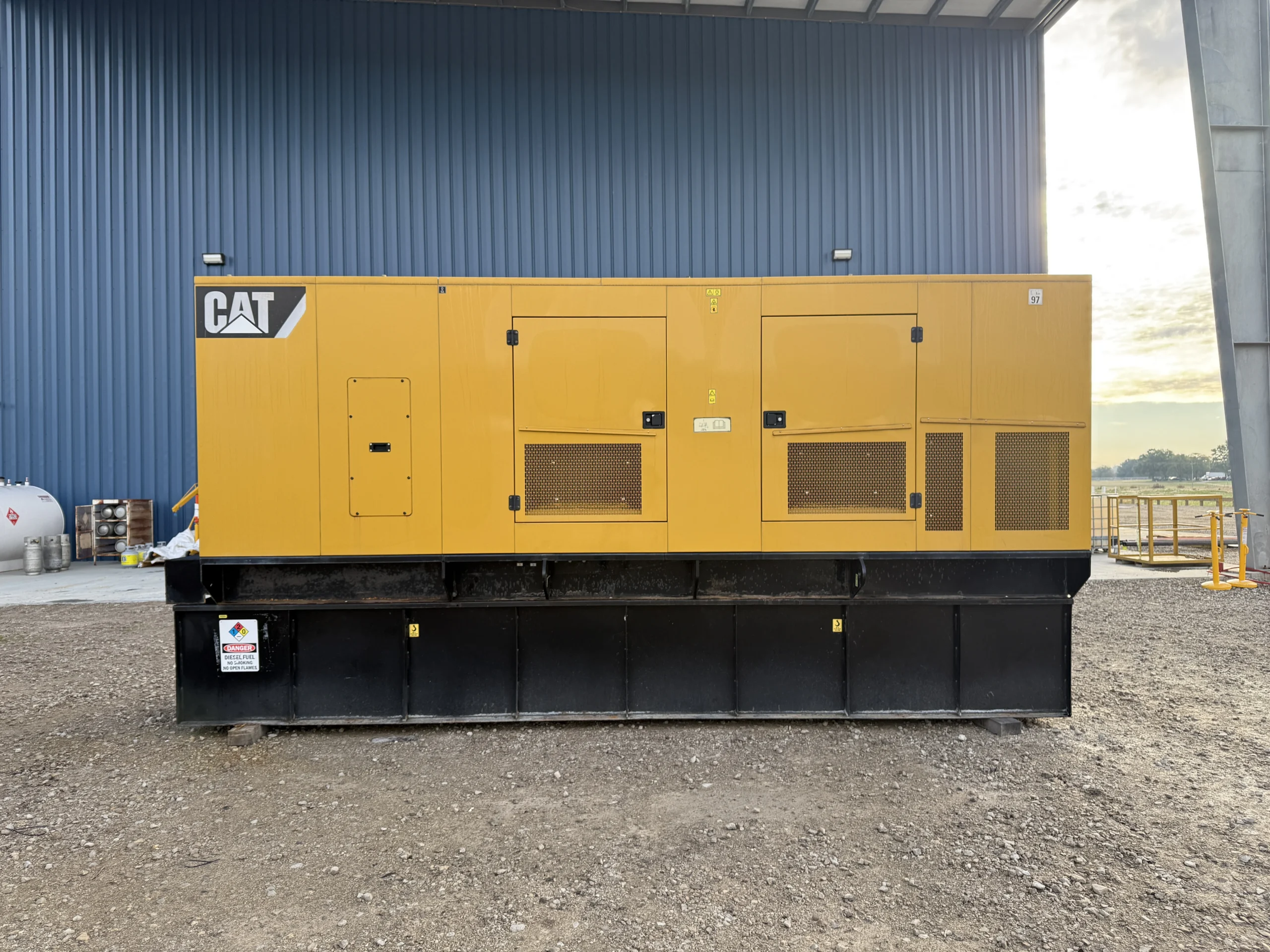 2009-cat-c15-500kw-c5e02532-exterior-side-view 2009 Caterpillar C15 500 kW Diesel Generator Set - Image 1